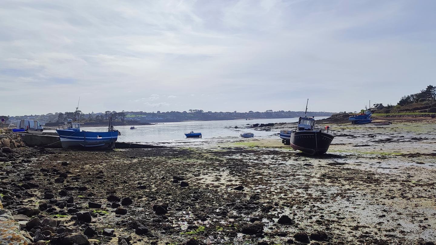 Bateaux de pêche échoués - Port de Kerazan | Plougerneau