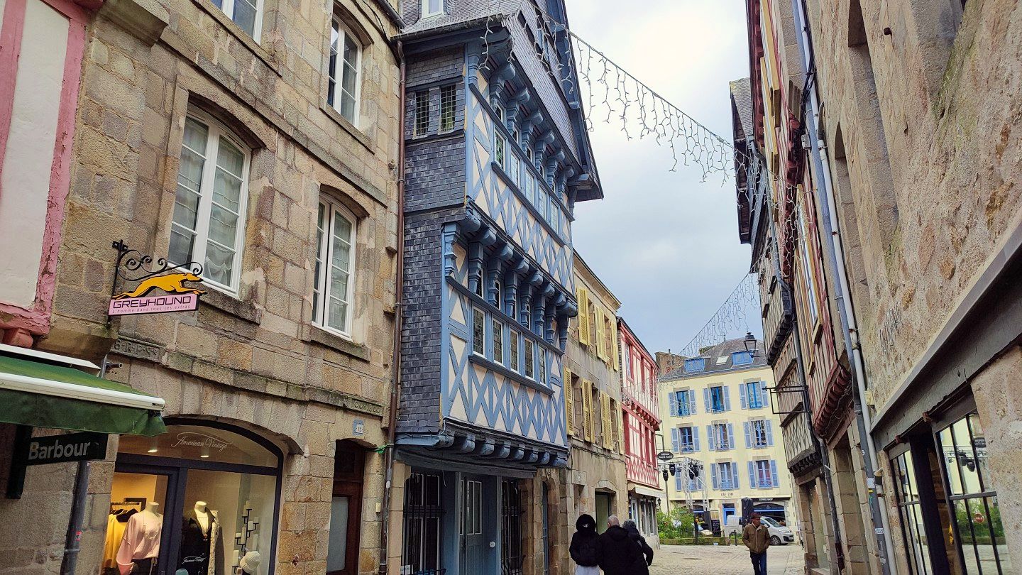 Maison à pans de bois en encorbellement ornée d’une croix de Saint-André, typique du XVIIe siècle
