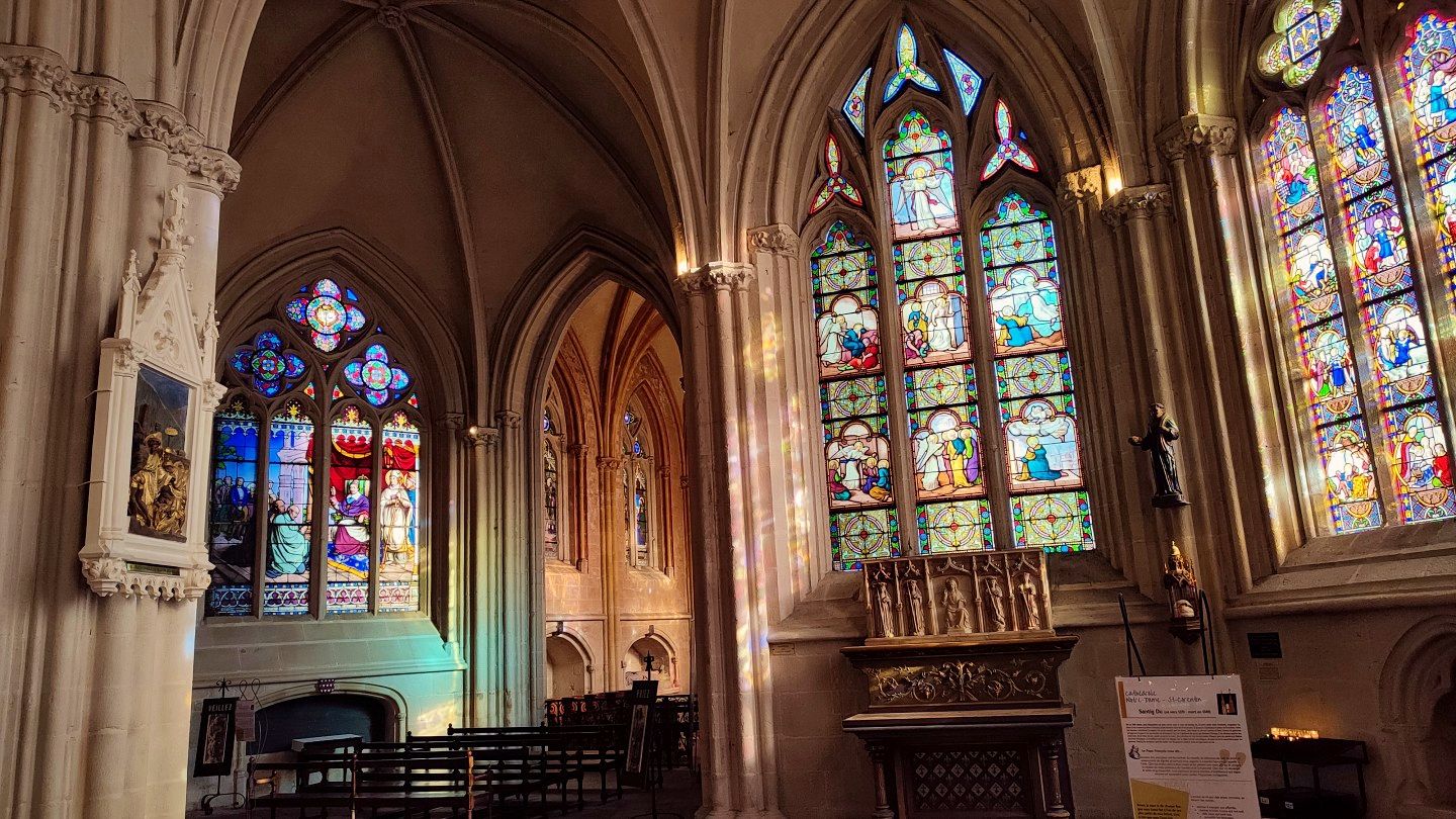Jeux de lumière dans les vitraux - Cathédrale Saint-Corentin | Quimper