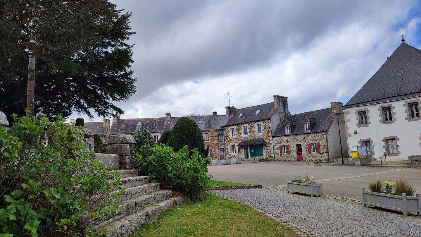 La place du village | Plouégat-Guérand