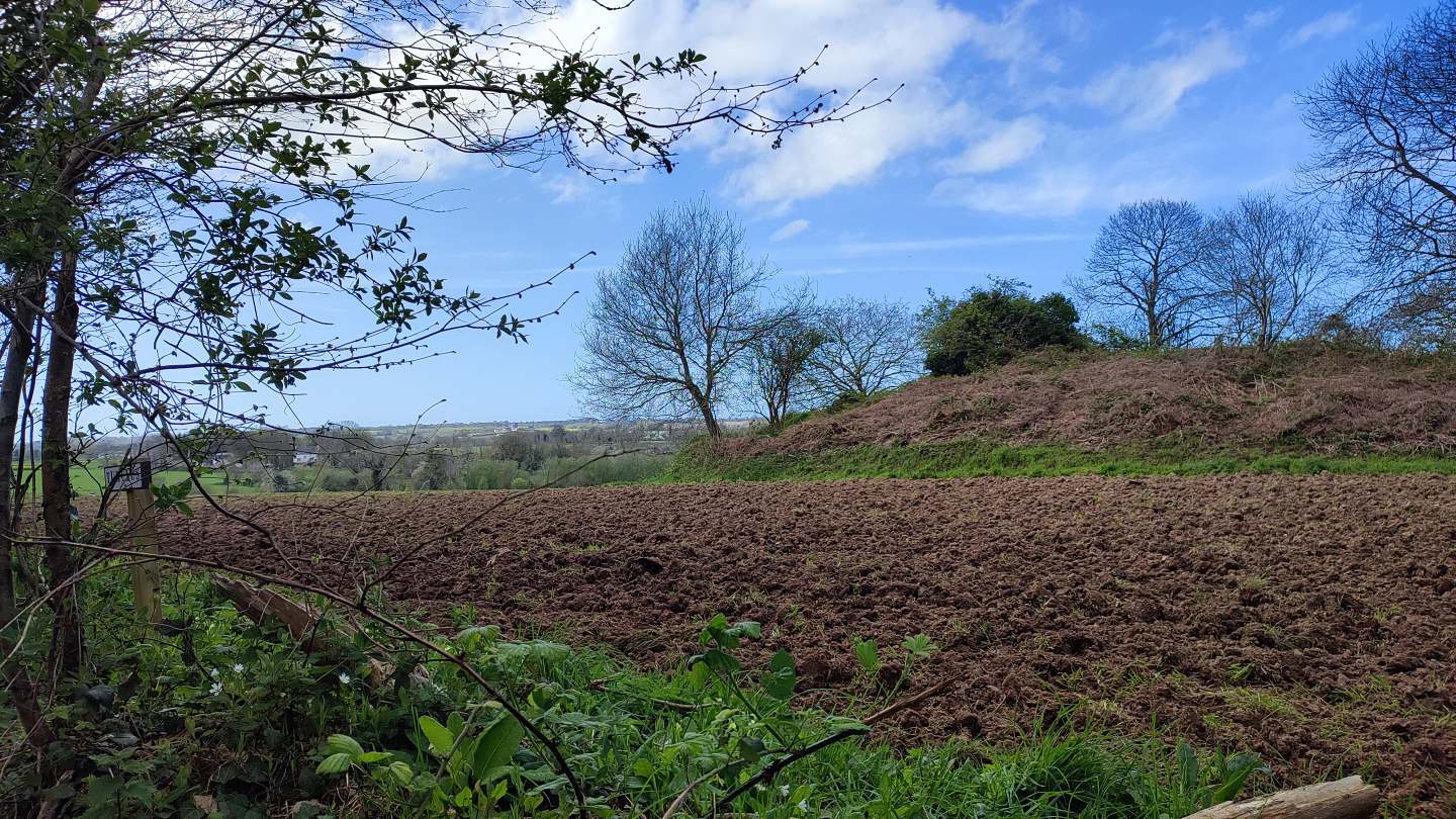 Le Tumulus de Pors Meur et la vue à l'horizon