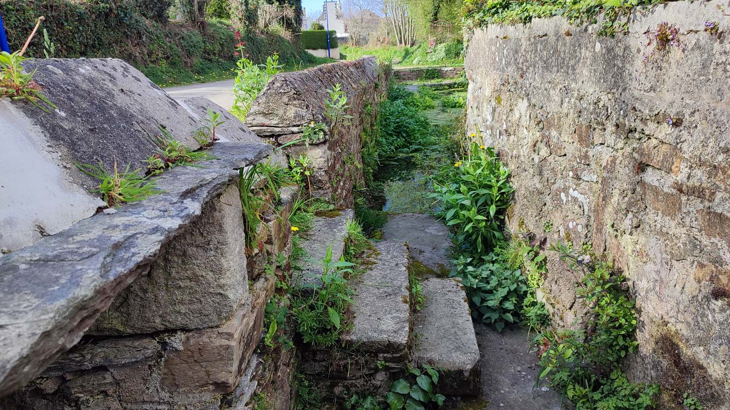 Un étonnant lavoir et sa fontaine le long de la route