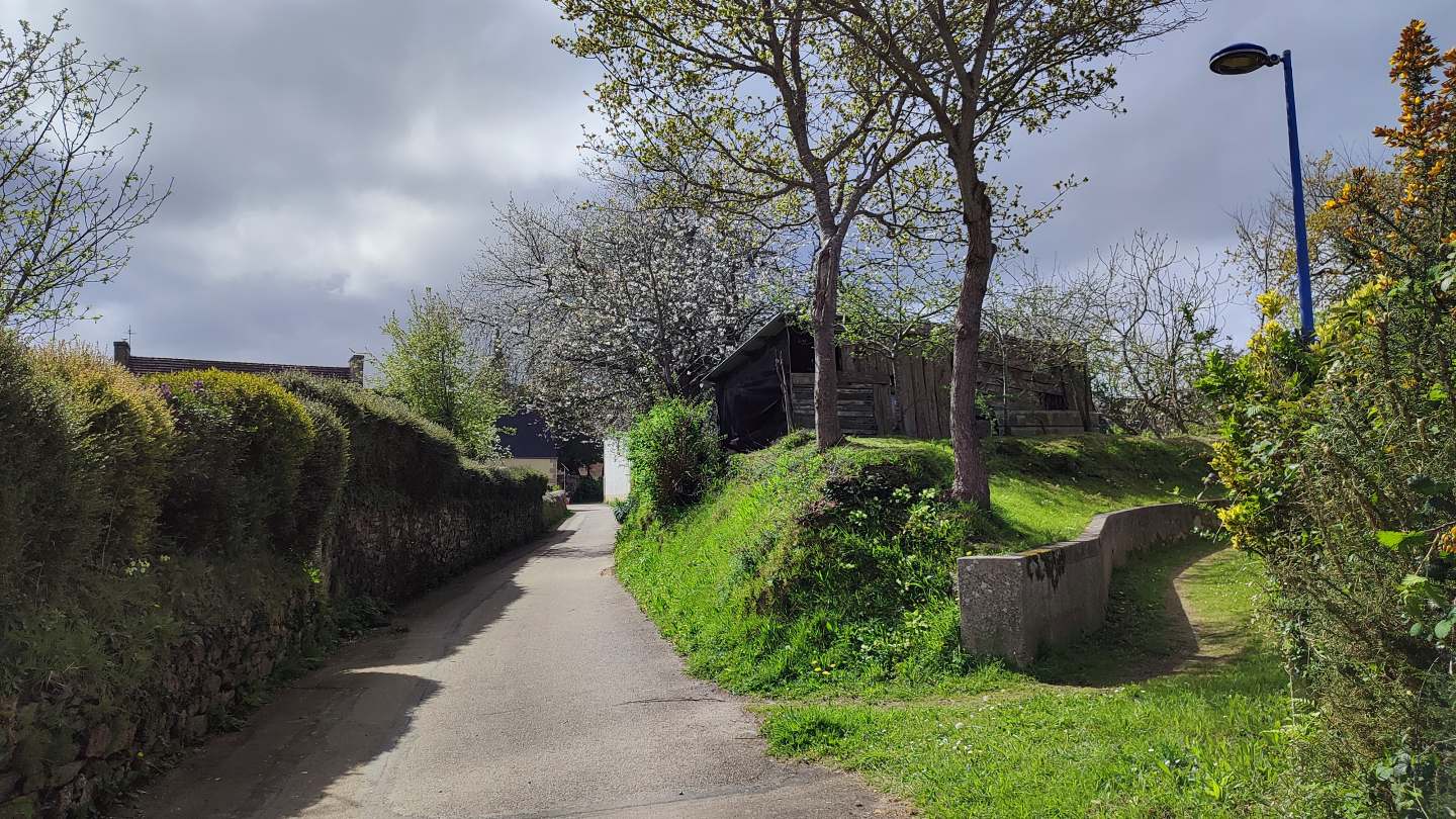 On quitte le bourg, direction le cimetière 