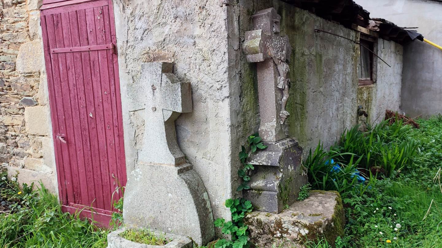 Vestige des tombes du cimetière qui était derrière la chapelle
