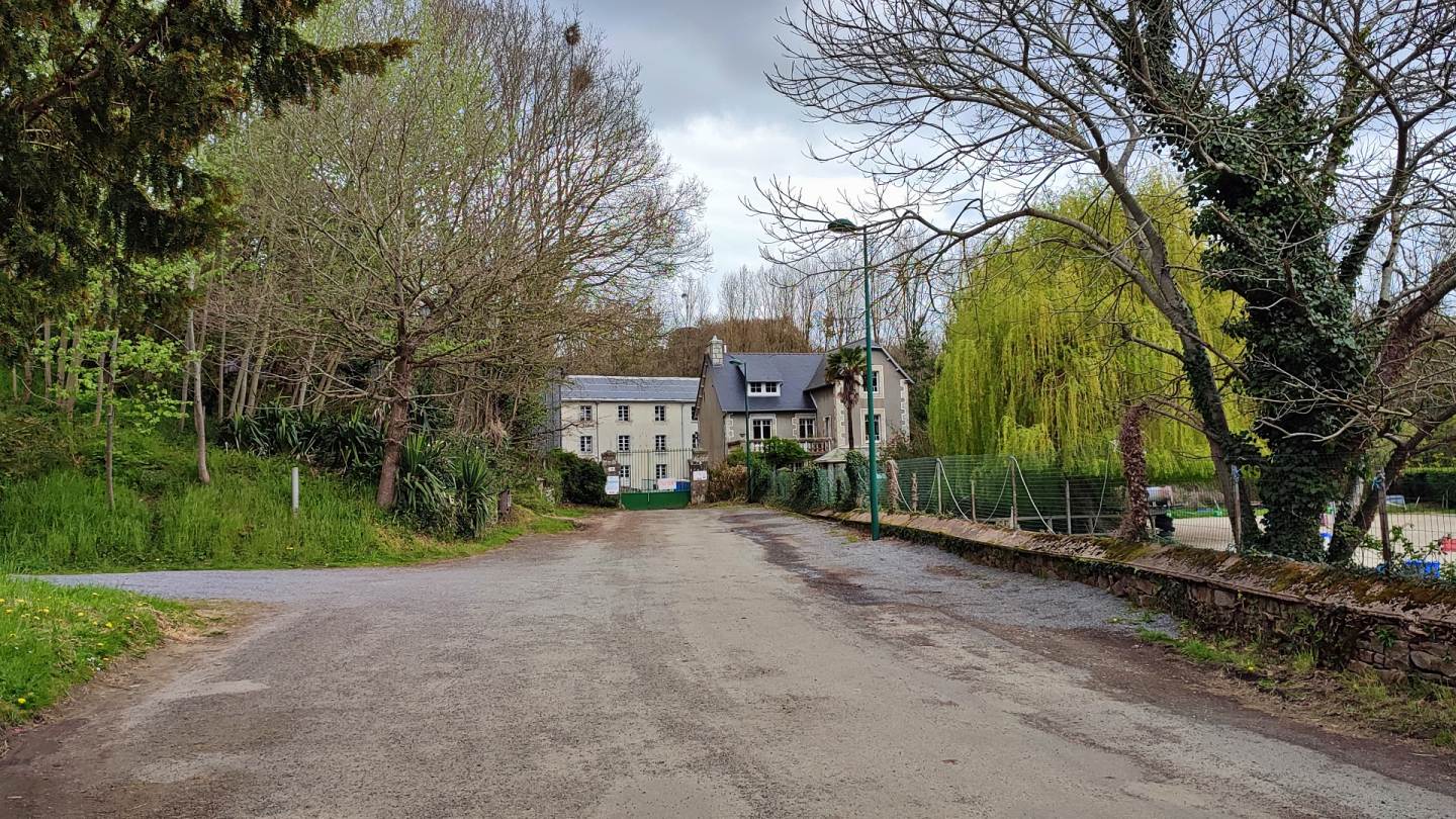 La minoterie, usine hydraulique. Aujourd'hui un centre équestre | Pont Menou